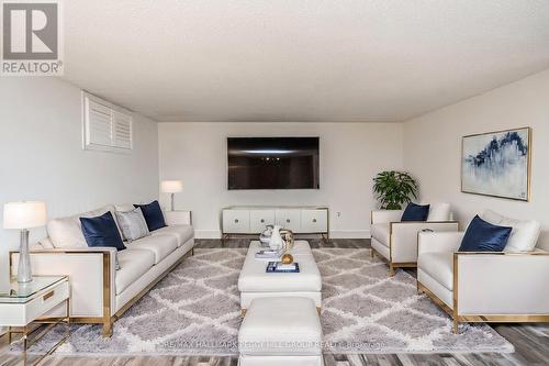 136 Lillian Crescent, Barrie, ON - Indoor Photo Showing Living Room