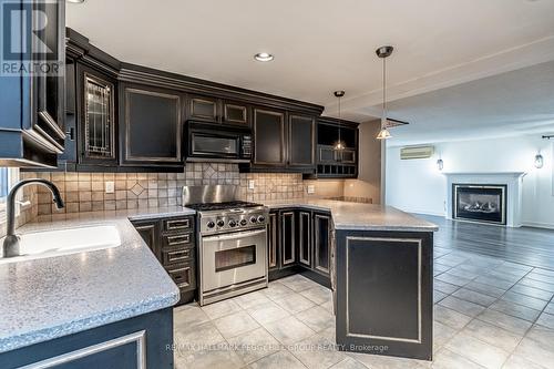 136 Lillian Crescent, Barrie, ON - Indoor Photo Showing Kitchen With Upgraded Kitchen