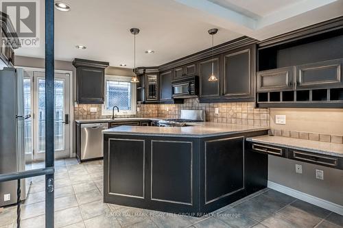 136 Lillian Crescent, Barrie, ON - Indoor Photo Showing Kitchen With Upgraded Kitchen