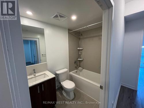 418 - 1787 St. Clair Avenue W, Toronto, ON - Indoor Photo Showing Bathroom