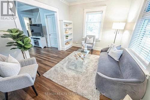 112 Court Street N, Milton, ON - Indoor Photo Showing Living Room