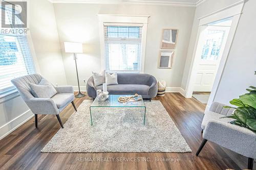 112 Court Street N, Milton, ON - Indoor Photo Showing Living Room