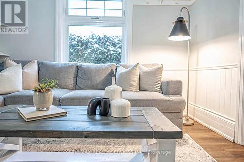 112 Court Street N, Milton, ON - Indoor Photo Showing Living Room