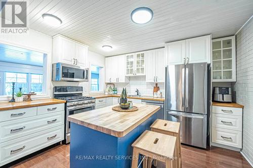 112 Court Street N, Milton, ON - Indoor Photo Showing Kitchen With Stainless Steel Kitchen With Upgraded Kitchen