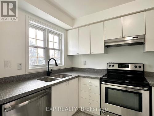 35 - 6060 Snowy Owl Crescent, Mississauga, ON - Indoor Photo Showing Kitchen With Double Sink