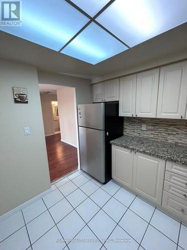 2207 - 135 Hillcrest Avenue, Mississauga, ON - Indoor Photo Showing Kitchen