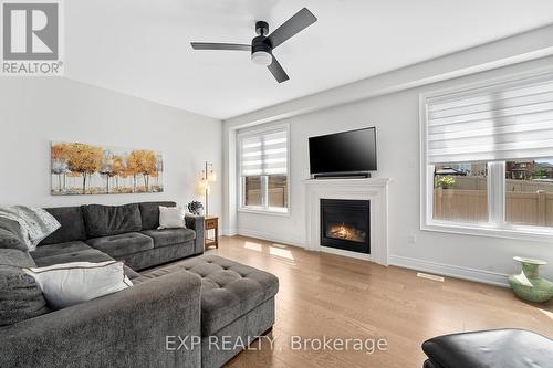 101 Kingknoll Crescent, Georgina, ON - Indoor Photo Showing Living Room With Fireplace