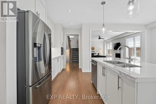 101 Kingknoll Crescent, Georgina, ON - Indoor Photo Showing Kitchen With Double Sink With Upgraded Kitchen