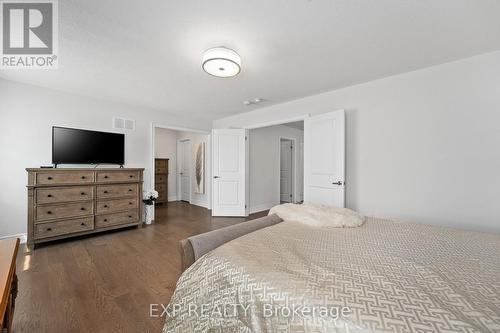 101 Kingknoll Crescent, Georgina, ON - Indoor Photo Showing Bedroom