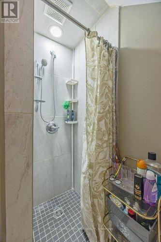 15 Balaclava Street, St. Thomas, ON - Indoor Photo Showing Bathroom