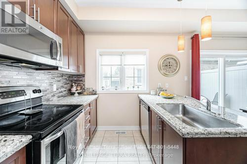 2 - 2220 Queensway Drive, Burlington, ON - Indoor Photo Showing Kitchen With Upgraded Kitchen