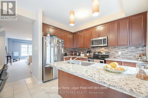 2 - 2220 Queensway Drive, Burlington, ON - Indoor Photo Showing Kitchen With Double Sink With Upgraded Kitchen