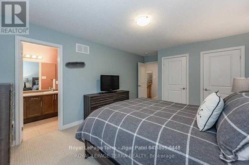 2 - 2220 Queensway Drive, Burlington, ON - Indoor Photo Showing Bedroom