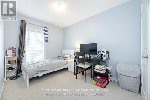 2 - 2220 Queensway Drive, Burlington, ON - Indoor Photo Showing Bedroom