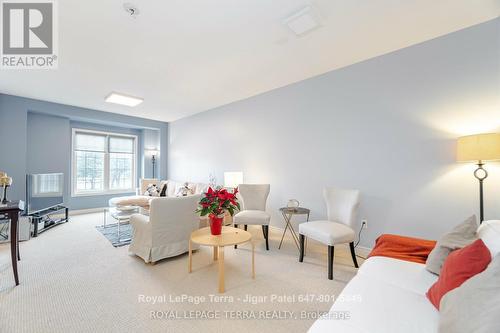 2 - 2220 Queensway Drive, Burlington, ON - Indoor Photo Showing Living Room