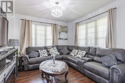 8760 Milomir Street, Niagara Falls (219 - Forestview), ON - Indoor Photo Showing Living Room