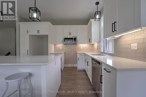 15 John Street S, Bluewater (Zurich), ON - Indoor Photo Showing Kitchen With Upgraded Kitchen