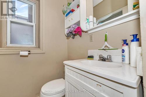 21 Raymond Street, Ottawa, ON - Indoor Photo Showing Bathroom