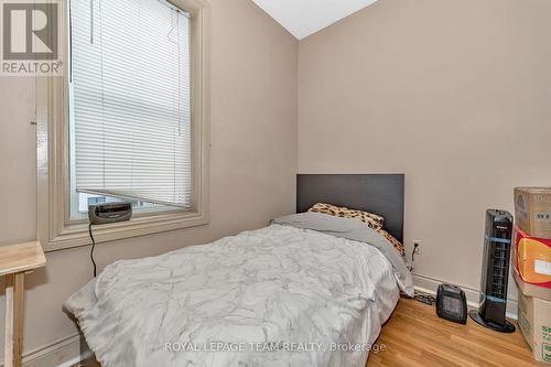 21 Raymond Street, Ottawa, ON - Indoor Photo Showing Bedroom