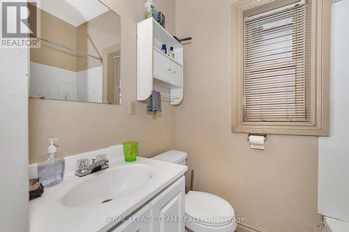 21 Raymond Street, Ottawa, ON - Indoor Photo Showing Bathroom