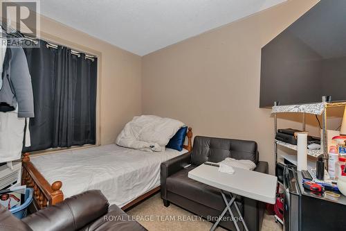 21 Raymond Street, Ottawa, ON - Indoor Photo Showing Bedroom