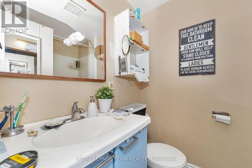 21 Raymond Street, Ottawa, ON - Indoor Photo Showing Bathroom