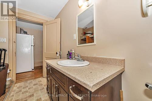 21 Raymond Street, Ottawa, ON - Indoor Photo Showing Bathroom