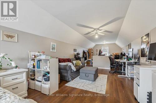 94 Glenmount Avenue, Hamilton (Ainslie Wood), ON - Indoor Photo Showing Living Room