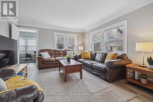 94 Glenmount Avenue, Hamilton (Ainslie Wood), ON - Indoor Photo Showing Living Room