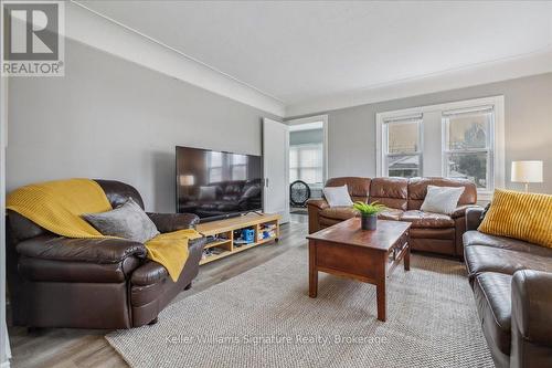 94 Glenmount Avenue, Hamilton (Ainslie Wood), ON - Indoor Photo Showing Living Room