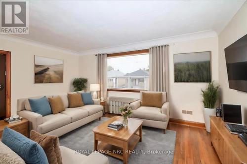 223 Niagara Street, St. Catharines (445 - Facer), ON - Indoor Photo Showing Living Room