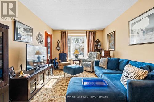 17 Waterview Court, Welland (772 - Broadway), ON - Indoor Photo Showing Living Room