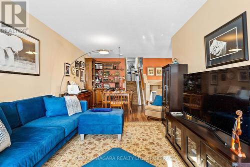 17 Waterview Court, Welland (772 - Broadway), ON - Indoor Photo Showing Living Room