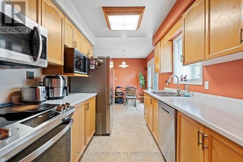 17 Waterview Court, Welland (772 - Broadway), ON - Indoor Photo Showing Kitchen With Double Sink