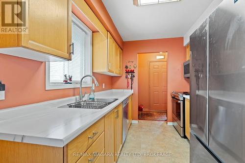 17 Waterview Court, Welland (772 - Broadway), ON - Indoor Photo Showing Kitchen With Double Sink