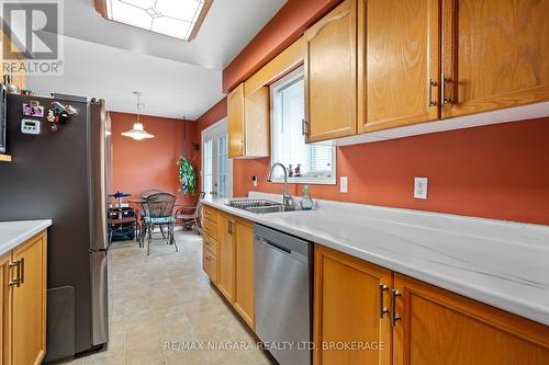 17 Waterview Court, Welland (772 - Broadway), ON - Indoor Photo Showing Kitchen With Double Sink