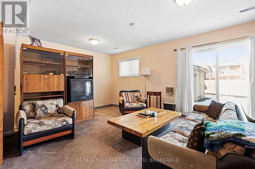 17 Waterview Court, Welland (772 - Broadway), ON - Indoor Photo Showing Living Room