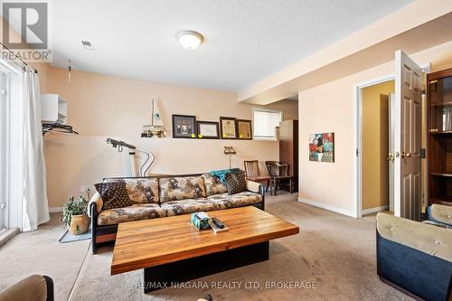 17 Waterview Court, Welland (772 - Broadway), ON - Indoor Photo Showing Living Room