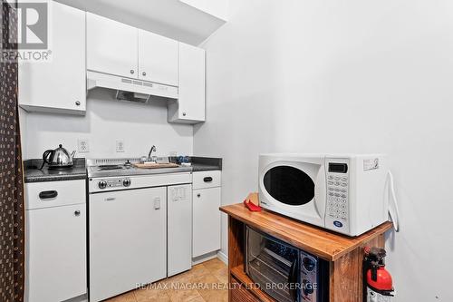 17 Waterview Court, Welland (772 - Broadway), ON - Indoor Photo Showing Kitchen