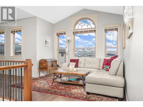 1011 Mt. Ida Drive, Vernon, BC - Indoor Photo Showing Living Room