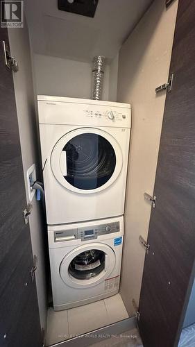 1806 - 28 Wellesley Street, Toronto, ON - Indoor Photo Showing Laundry Room