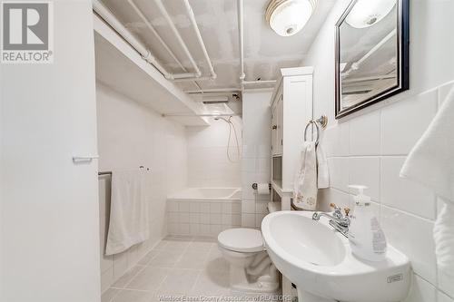 1961 Verdun Avenue, Windsor, ON - Indoor Photo Showing Bathroom