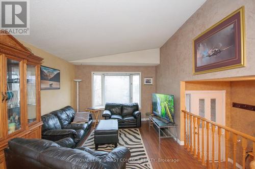 17 Mcconkey Place, Barrie, ON - Indoor Photo Showing Living Room