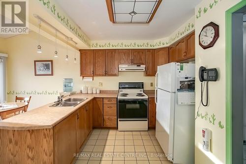 40 Rocky Mountain Crescent, Brampton, ON - Indoor Photo Showing Kitchen With Double Sink