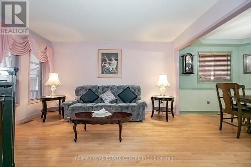 40 Rocky Mountain Crescent, Brampton, ON - Indoor Photo Showing Living Room