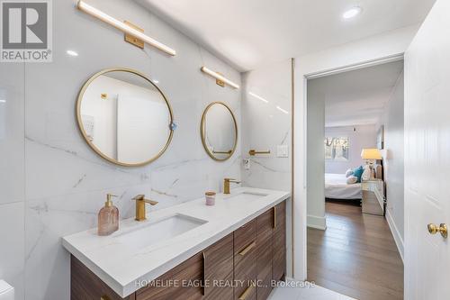 5 Mendys Forest, Aurora, ON - Indoor Photo Showing Bathroom