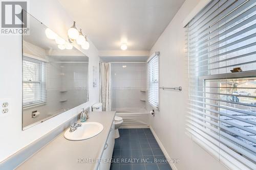 5 Mendys Forest, Aurora, ON - Indoor Photo Showing Bathroom