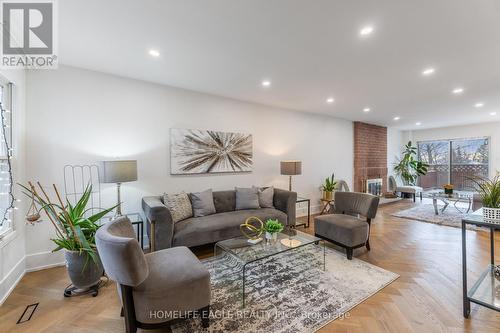 5 Mendys Forest, Aurora, ON - Indoor Photo Showing Living Room