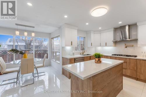 5 Mendys Forest, Aurora, ON - Indoor Photo Showing Kitchen With Upgraded Kitchen