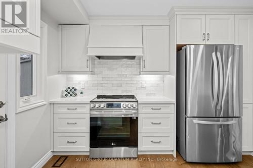 2401 St Frances Drive, Burlington, ON - Indoor Photo Showing Kitchen With Upgraded Kitchen